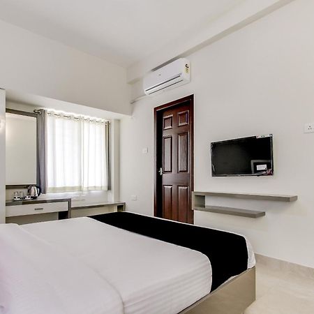 Capital O New Paradise Inn Irugur Bagian luar foto