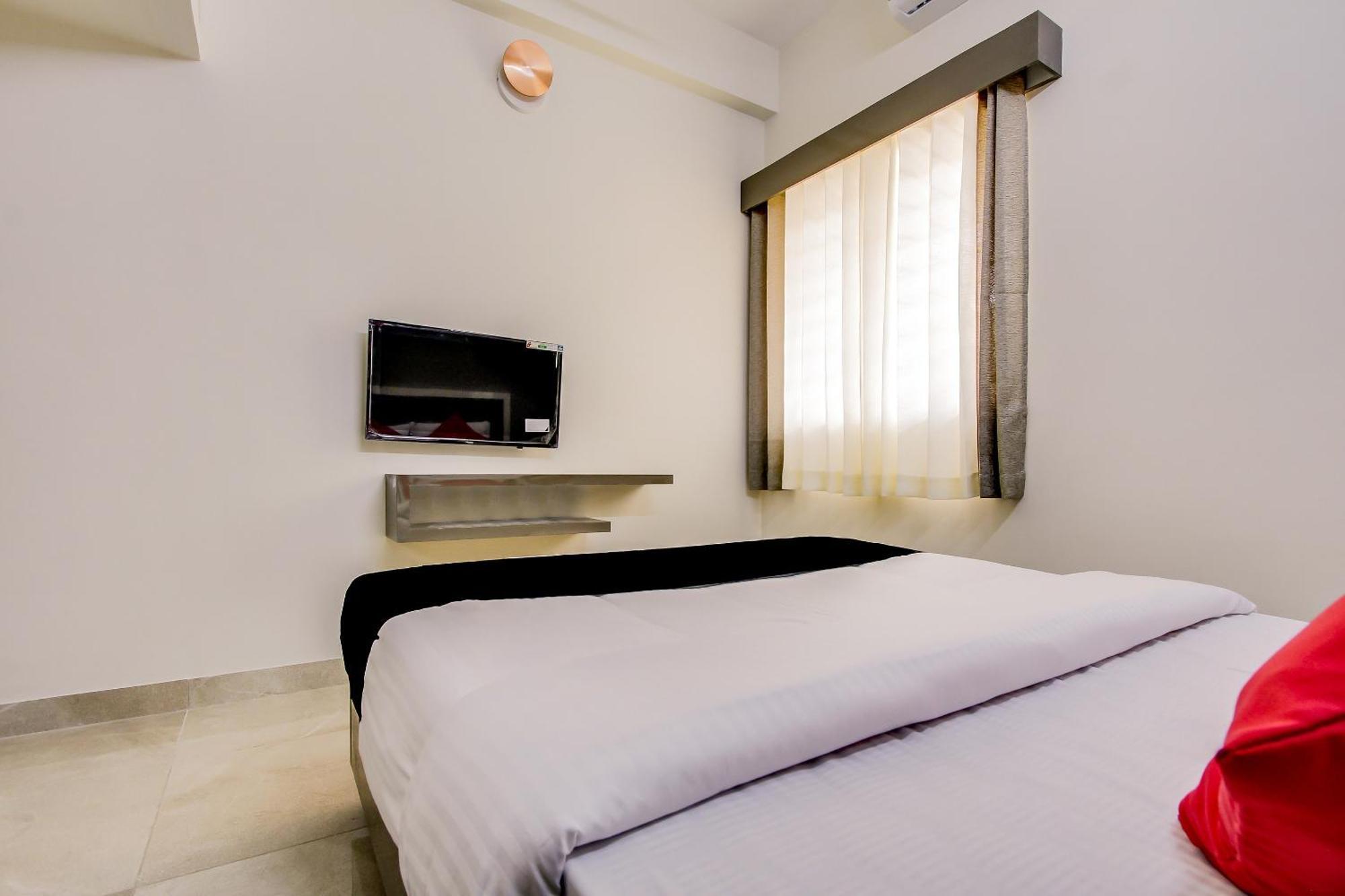 Capital O New Paradise Inn Irugur Bagian luar foto