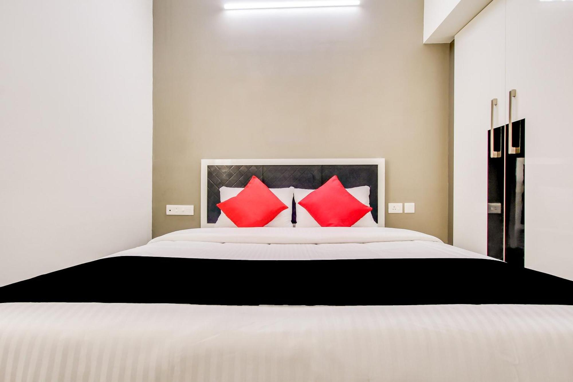 Capital O New Paradise Inn Irugur Bagian luar foto